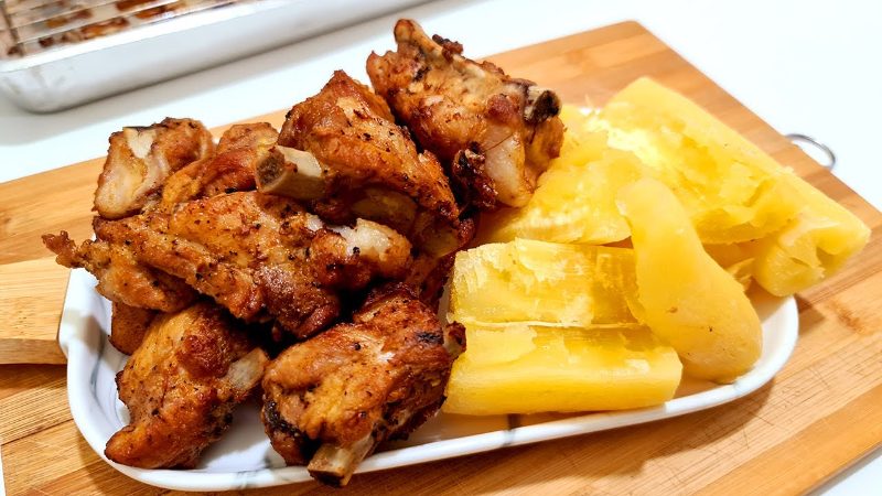 Porção de Meia Carne de Porco Com Mandioca 300g