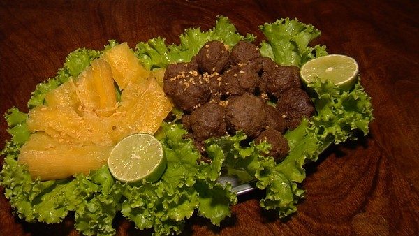 Porção de almôndegas com mandioca